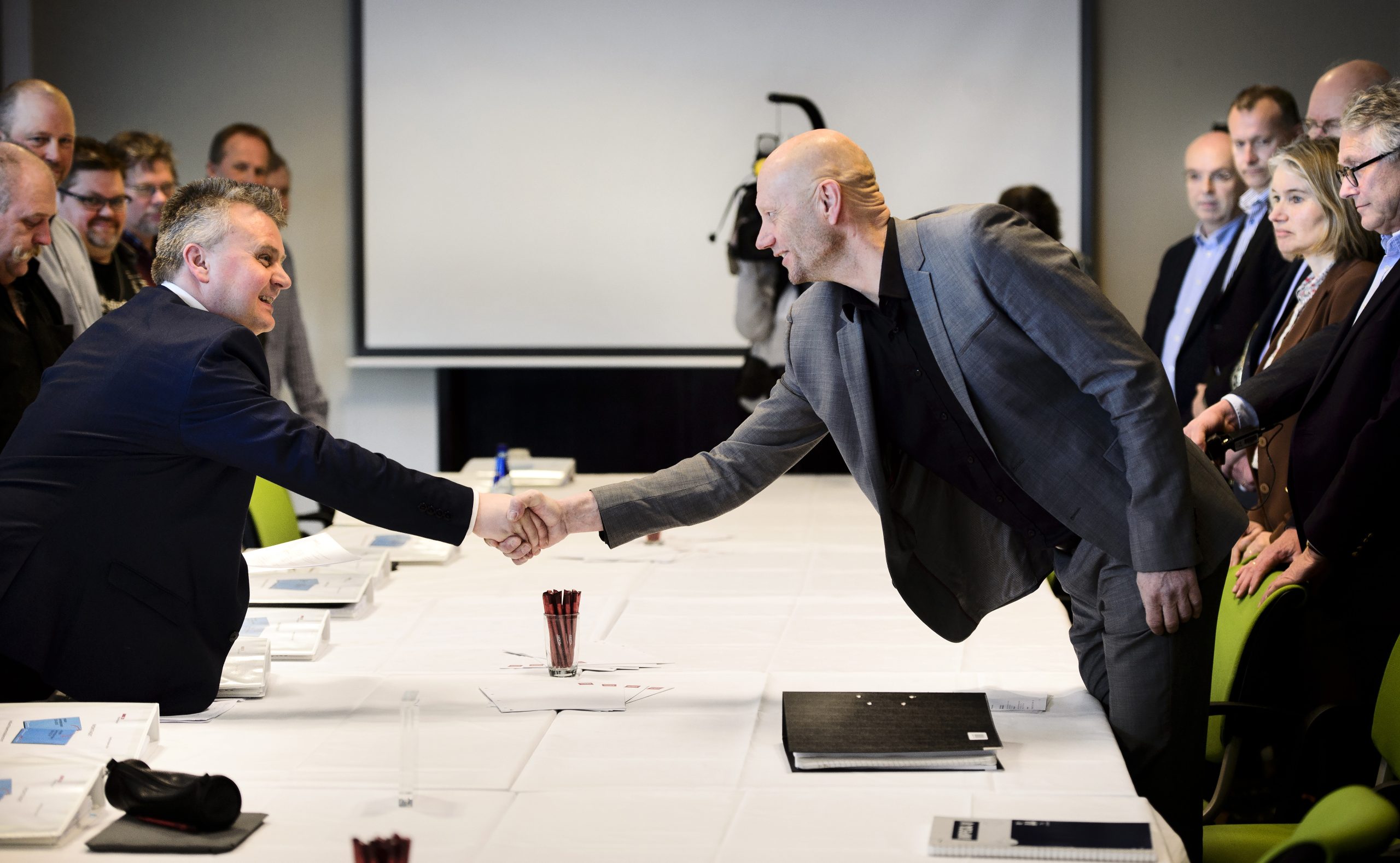 Det ble Ja-flertall i uravstemningene