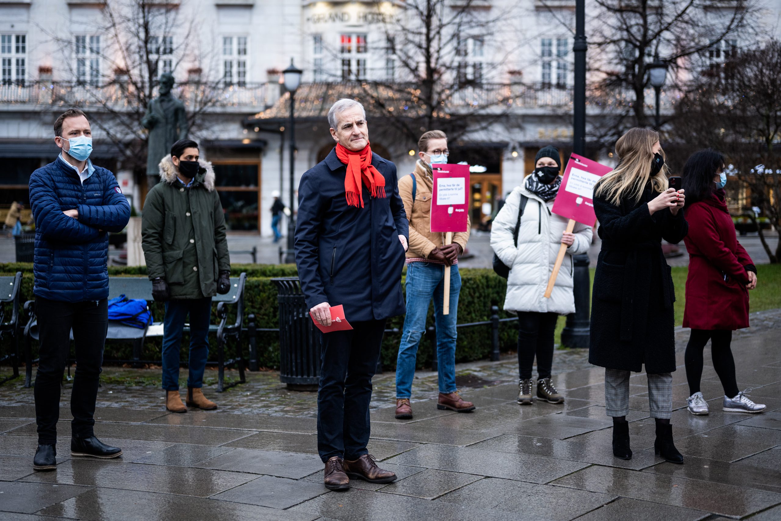Audun Lysbakken og Jonas Gahr Større på demonstrasjon for permittertes rettigheter.jpg