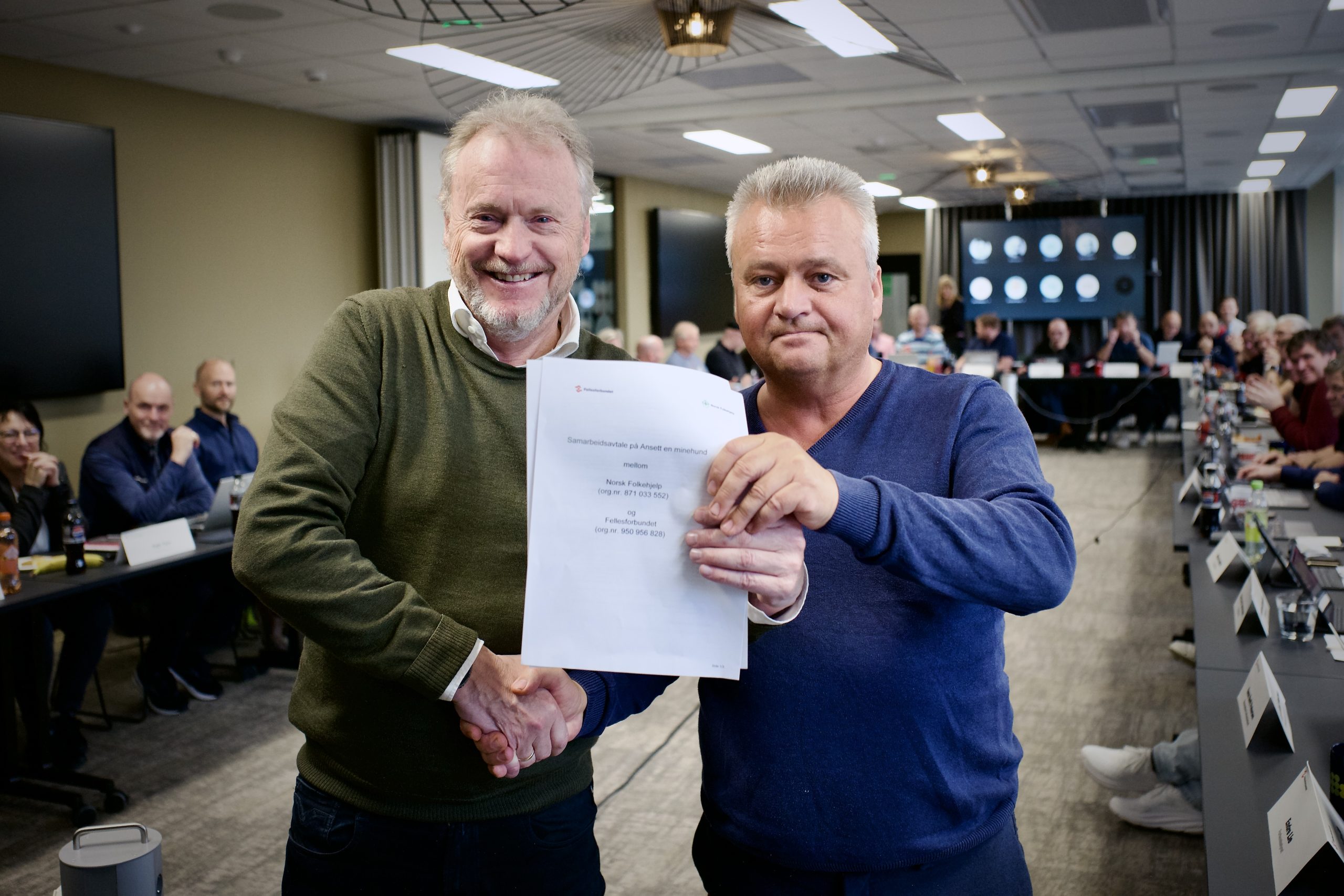 Raymond Johansen og Jørn Eggum signerte avtalen om Fellesforbundets nye minehund