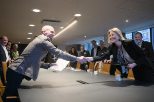 Joachim Espe, forhandlingsleder og frobundssekretær fra Fellesforbundet, overleverer kravene til Iselin Bauer Seeberg, forhandlingsleder fra NHO Byggenæringen.