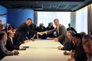 Leder i Fellesforbundet Christian Justnes overrekker forbundets krav til direktør i Norsk Industri Harald Solberg.